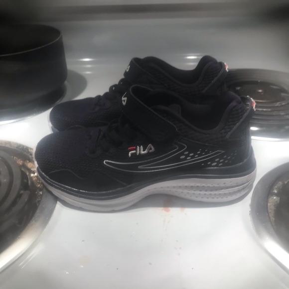 Brand new boys Fila sneakers - Picture 3 of 5